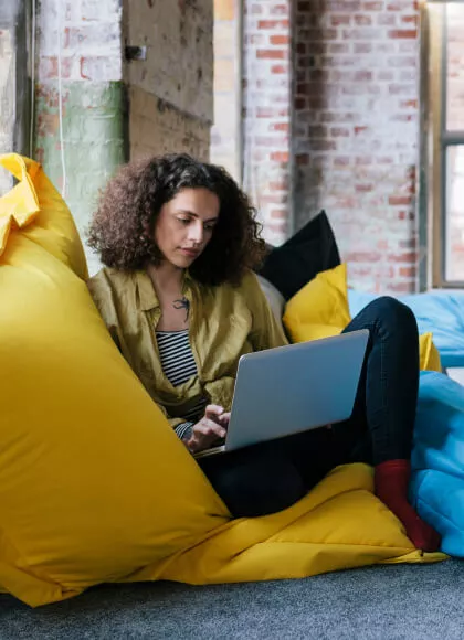 Woman reading the news on Xfinity.com from her laptop