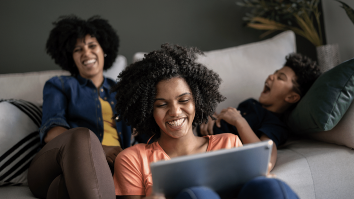 multiscreen-viewing-family